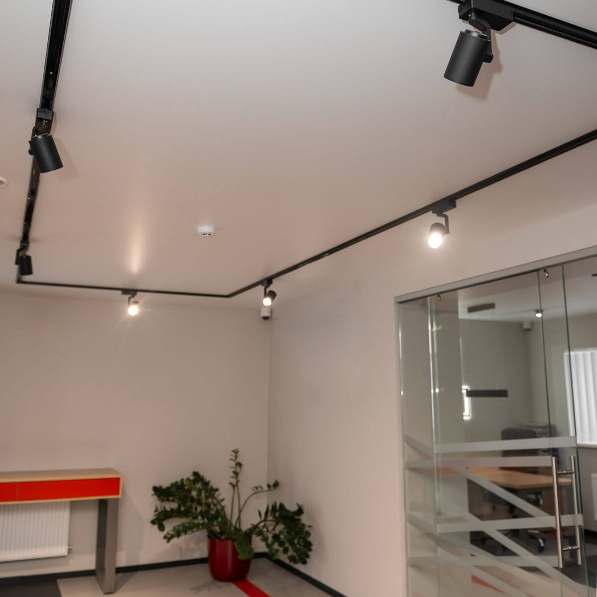 Натяжные потолки для номеров отеля